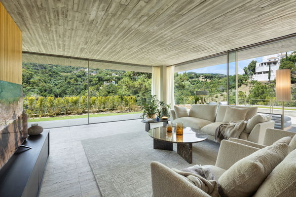 Spectacular design villa that blends with nature, offering expansive sea views in Benahavís