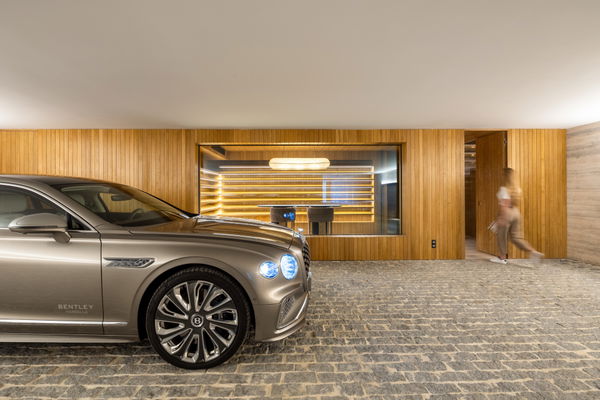 Spectacular design villa that blends with nature, offering expansive sea views in Benahavís