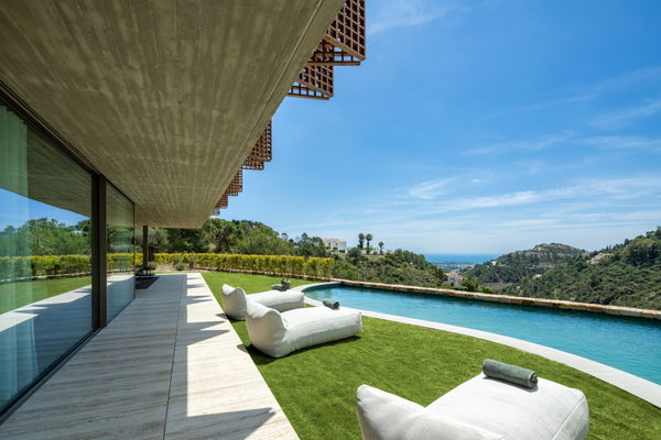 Spectacular design villa that blends with nature, offering expansive sea views in Benahavís