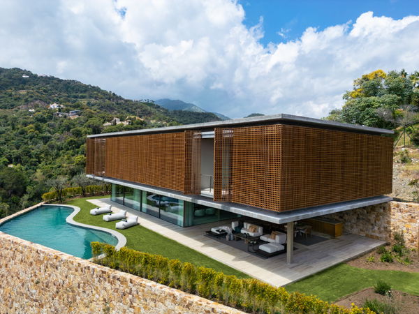 Spectacular design villa that blends with nature, offering expansive sea views in Benahavís