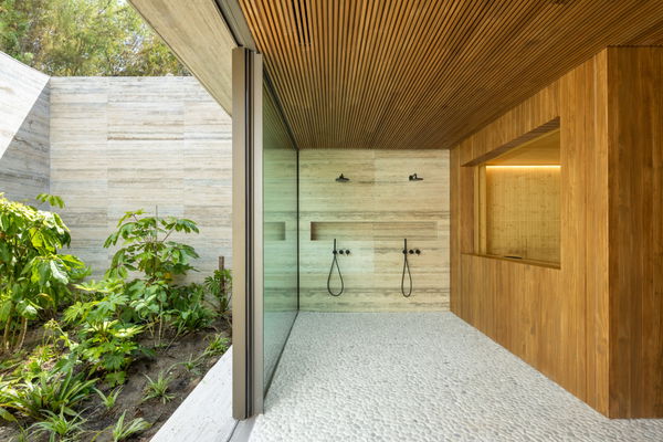 Spectacular design villa that blends with nature, offering expansive sea views in Benahavís