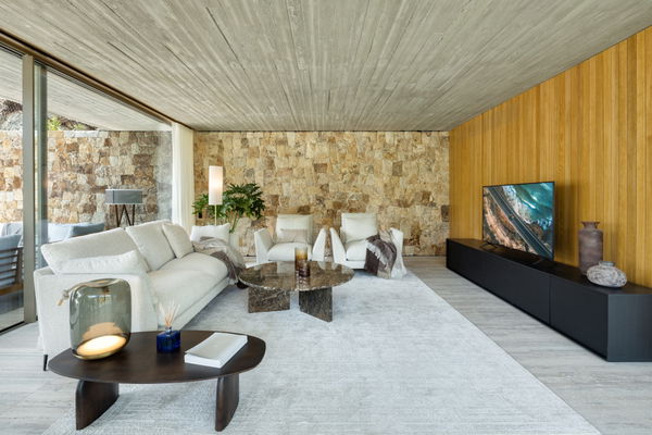 Spectacular design villa that blends with nature, offering expansive sea views in Benahavís