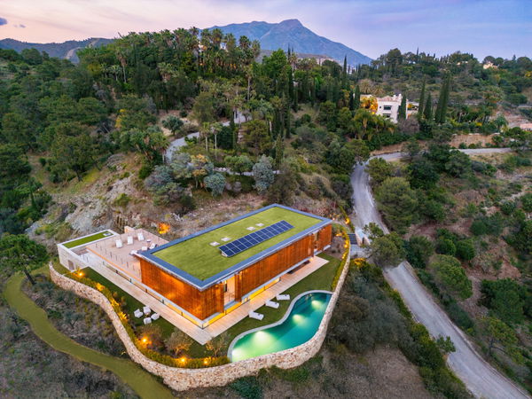 Spectacular design villa that blends with nature, offering expansive sea views in Benahavís
