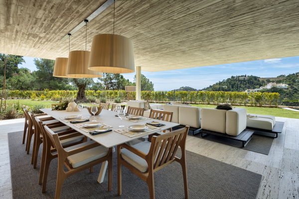Spectacular design villa that blends with nature, offering expansive sea views in Benahavís