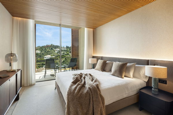 Spectacular design villa that blends with nature, offering expansive sea views in Benahavís