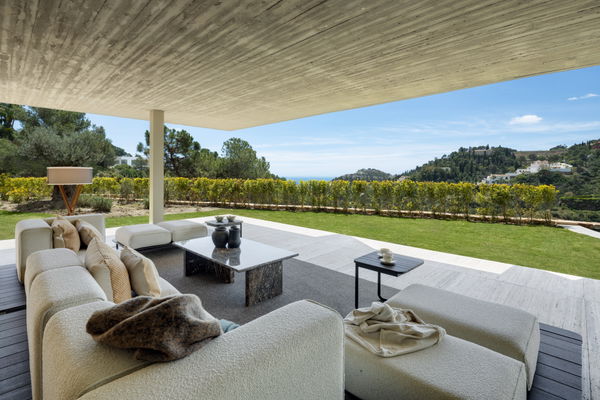 Spectacular design villa that blends with nature, offering expansive sea views in Benahavís