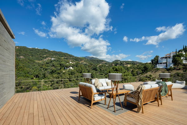 Spectacular design villa that blends with nature, offering expansive sea views in Benahavís