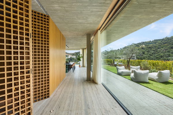 Spectacular design villa that blends with nature, offering expansive sea views in Benahavís