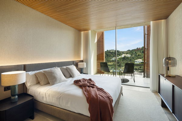 Spectacular design villa that blends with nature, offering expansive sea views in Benahavís