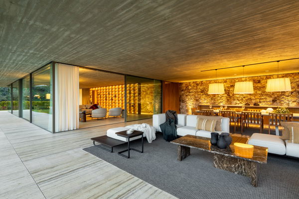Spectacular design villa that blends with nature, offering expansive sea views in Benahavís