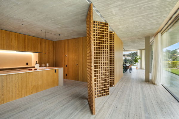 Spectacular design villa that blends with nature, offering expansive sea views in Benahavís