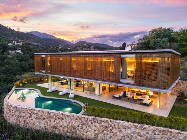 Spectacular design villa that blends with nature, offering expansive sea views in Benahavís