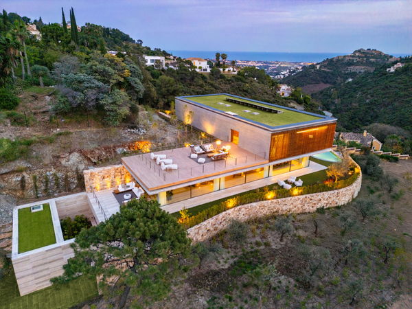 Spectacular design villa that blends with nature, offering expansive sea views in Benahavís
