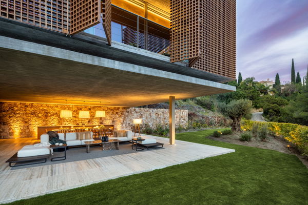 Spectacular design villa that blends with nature, offering expansive sea views in Benahavís