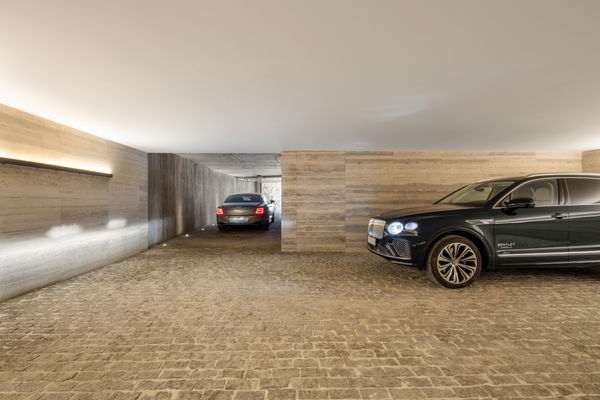 Spectacular design villa that blends with nature, offering expansive sea views in Benahavís