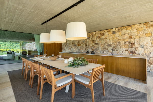 Spectacular design villa that blends with nature, offering expansive sea views in Benahavís