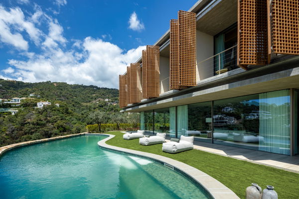 Spectacular design villa that blends with nature, offering expansive sea views in Benahavís