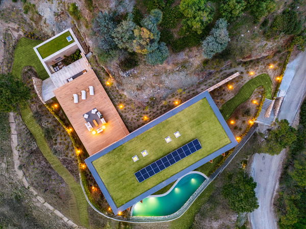 Spectacular design villa that blends with nature, offering expansive sea views in Benahavís