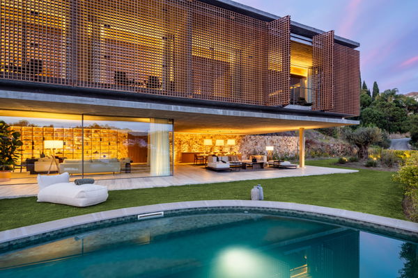 Spectacular design villa that blends with nature, offering expansive sea views in Benahavís