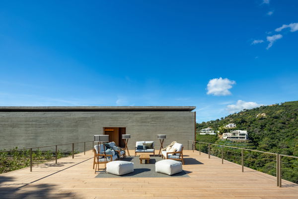 Spectacular design villa that blends with nature, offering expansive sea views in Benahavís