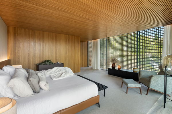 Spectacular design villa that blends with nature, offering expansive sea views in Benahavís