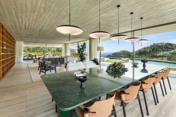 Spectacular design villa that blends with nature, offering expansive sea views in Benahavís