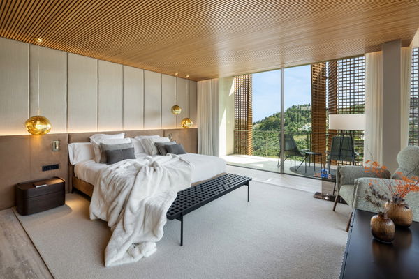 Spectacular design villa that blends with nature, offering expansive sea views in Benahavís