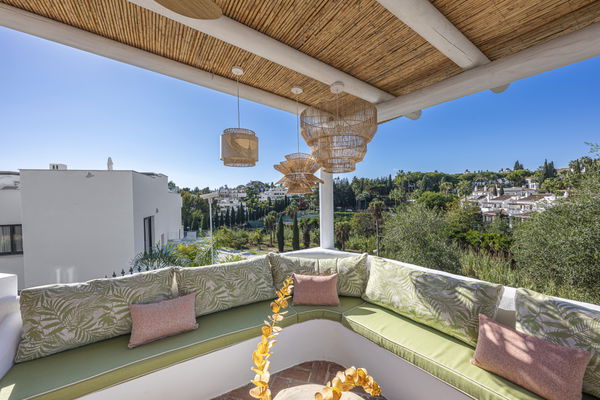 Elegant townhouse with private pool & panoramic views in Arco Iris, Altos de Puente Romano