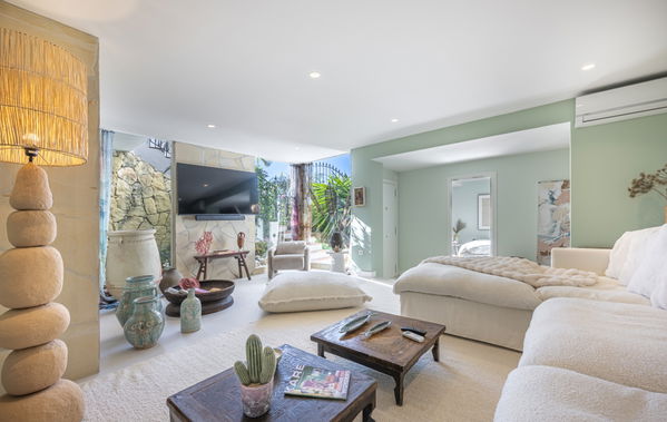 Elegant townhouse with private pool & panoramic views in Arco Iris, Altos de Puente Romano