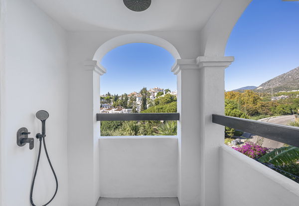 Elegant townhouse with private pool & panoramic views in Arco Iris, Altos de Puente Romano