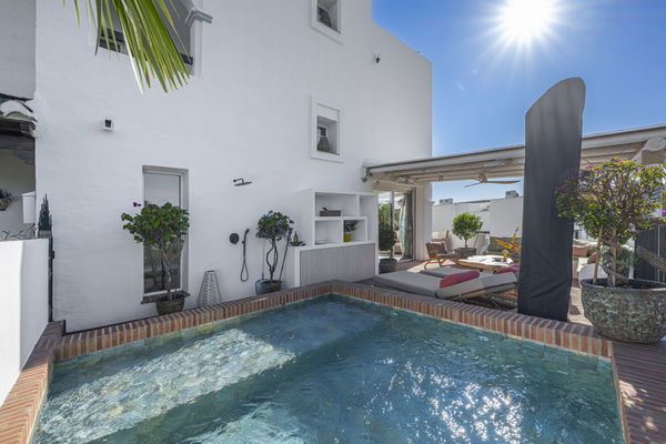 Elegant townhouse with private pool & panoramic views in Arco Iris, Altos de Puente Romano