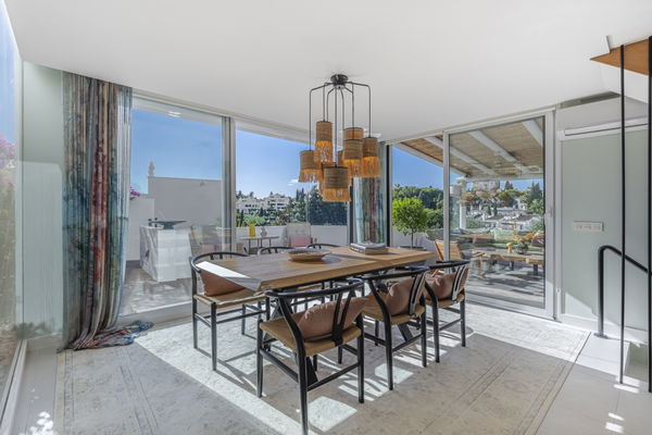 Elegant townhouse with private pool & panoramic views in Arco Iris, Altos de Puente Romano