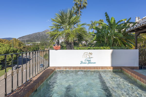Elegant townhouse with private pool & panoramic views in Arco Iris, Altos de Puente Romano