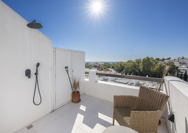 Elegant townhouse with private pool & panoramic views in Arco Iris, Altos de Puente Romano