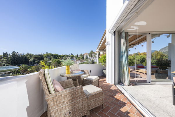 Elegant townhouse with private pool & panoramic views in Arco Iris, Altos de Puente Romano
