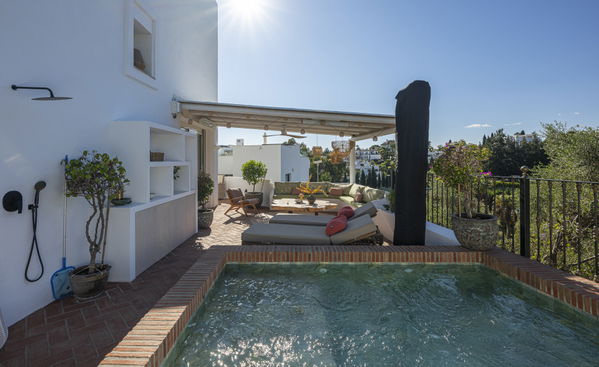 Elegant townhouse with private pool & panoramic views in Arco Iris, Altos de Puente Romano