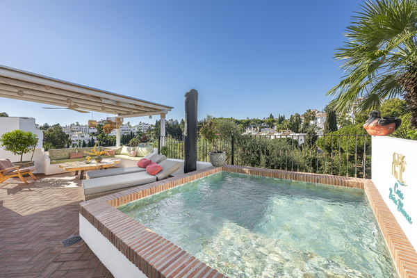 Elegant townhouse with private pool & panoramic views in Arco Iris, Altos de Puente Romano