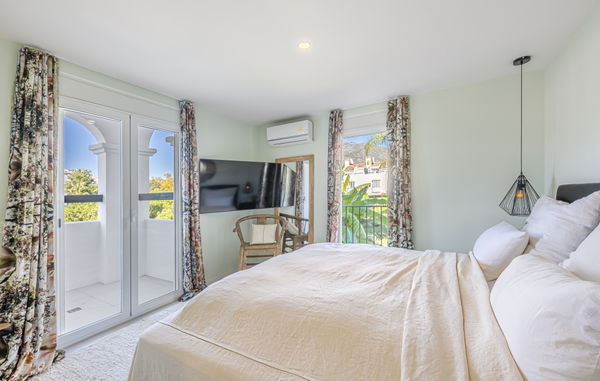 Elegant townhouse with private pool & panoramic views in Arco Iris, Altos de Puente Romano
