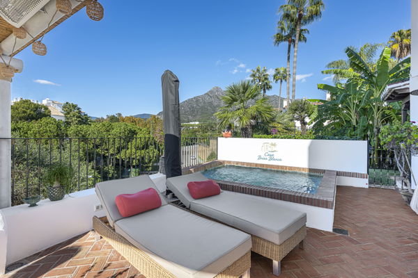 Elegant townhouse with private pool & panoramic views in Arco Iris, Altos de Puente Romano