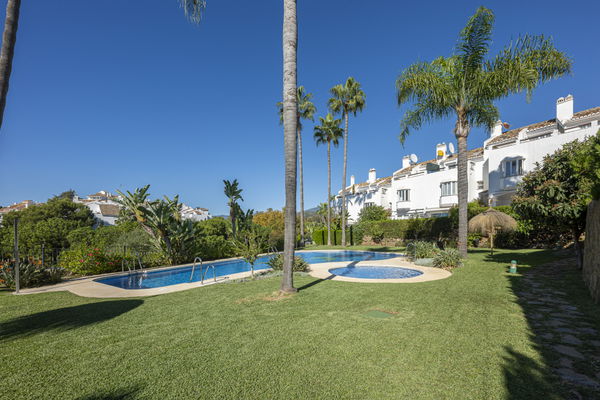 Elegant townhouse with private pool & panoramic views in Arco Iris, Altos de Puente Romano