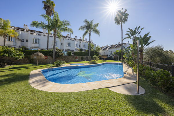 Elegant townhouse with private pool & panoramic views in Arco Iris, Altos de Puente Romano