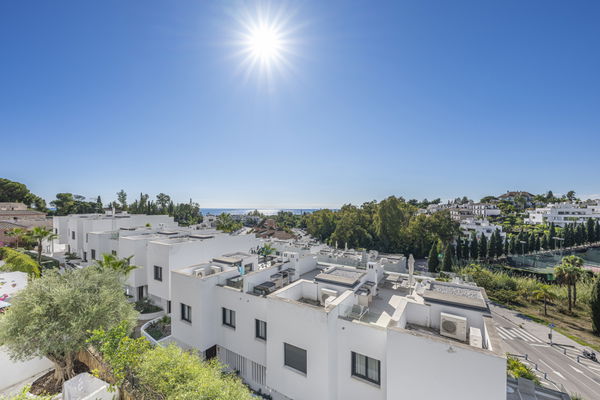 Elegant townhouse with private pool & panoramic views in Arco Iris, Altos de Puente Romano
