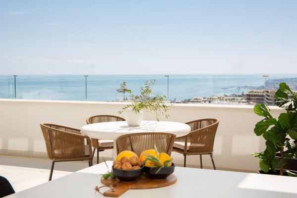Incredible fully furnished penthouse with spectacular views in El Higuerón West, Fuengirola