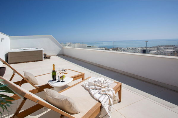 Incredible fully furnished penthouse with spectacular views in El Higuerón West, Fuengirola