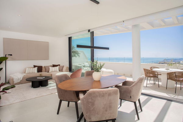 Incredible fully furnished penthouse with spectacular views in El Higuerón West, Fuengirola