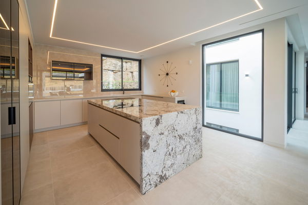 Incredible new-build luxury villa with panoramic views in El Paraiso, Estepona East