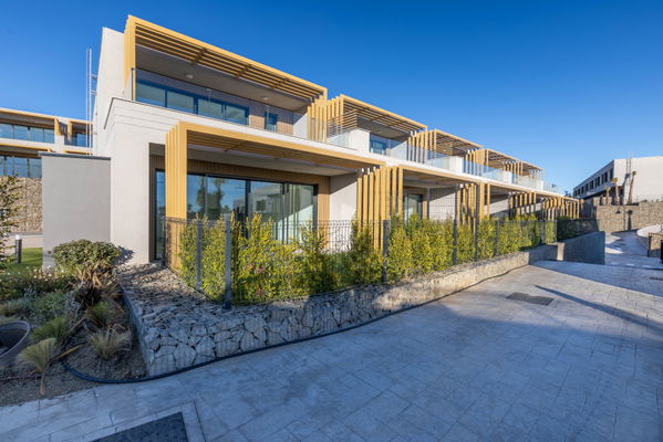 Modern and bright townhouse with spectacular views of a golf course in Reserva del Chaparral, Mijas Costa