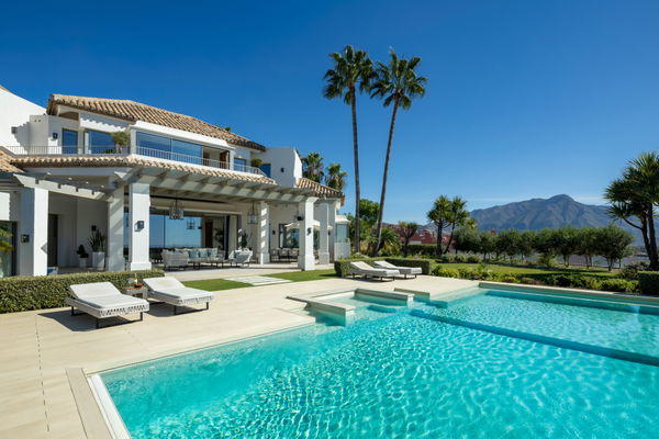 Stunning mediterranean villla with impressive views in Monte Halcones, Benahavís