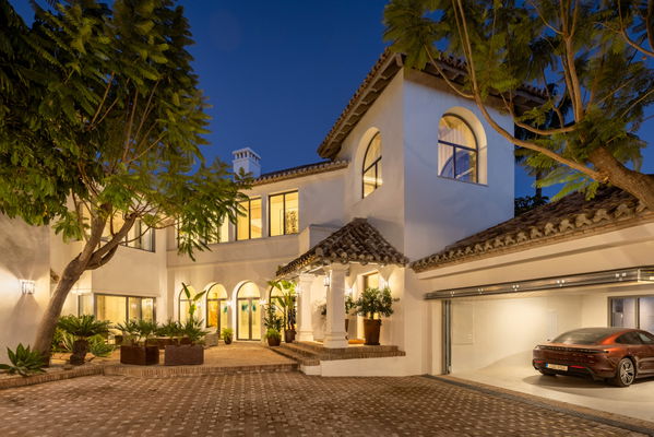 Stunning mediterranean villla with impressive views in Monte Halcones, Benahavís
