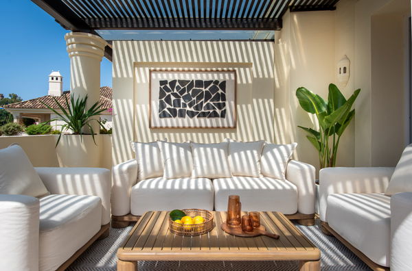 Elegant duplex penthouse with golf views in the prestigious Las Alamandas, Nueva Andalucia